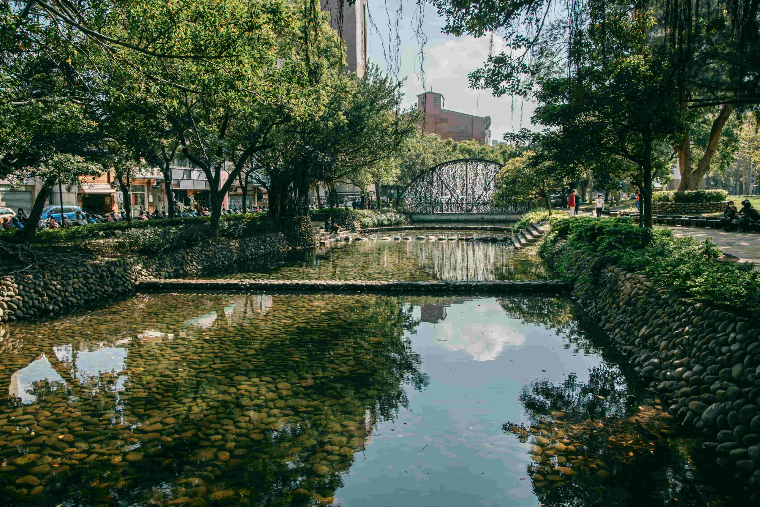 沿著新竹護城河慢慢走向迎曦大飯店,在城市的柔光裡入住一晚,把旅程的節奏交還給自己