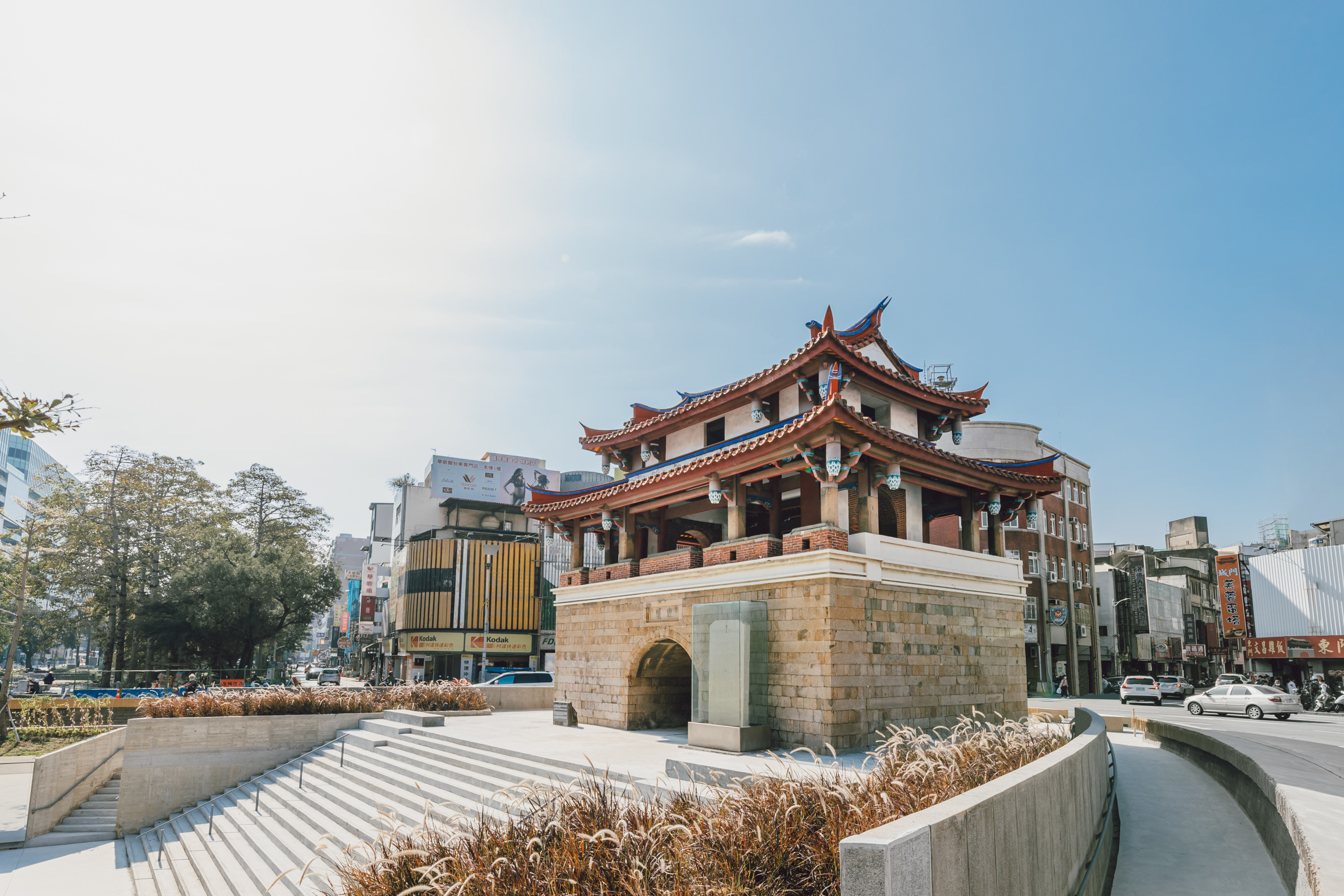 沿著新竹護城河慢慢走向迎曦大飯店,在城市的柔光裡入住一晚,把旅程的節奏交還給自己