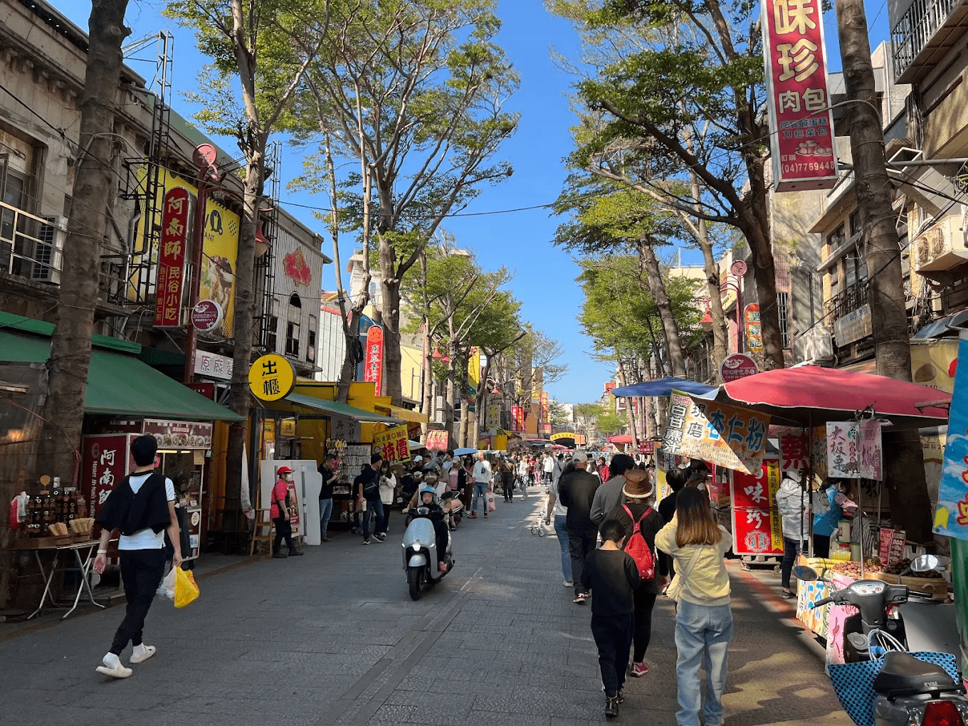 陽光下鹿港老街紅磚牆散發古樸韻味