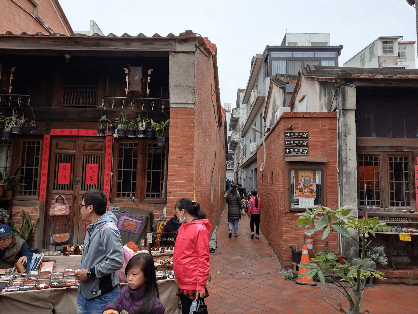 旅人漫步在鹿港巷弄中尋找歷史足跡