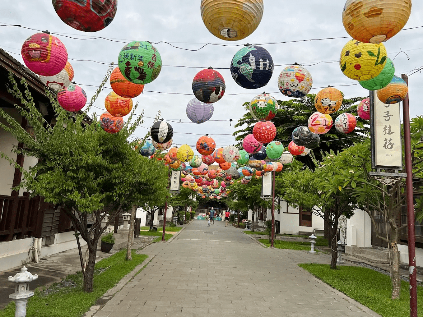 鹿港老街店鋪掛滿色彩鮮艷的傳統燈籠