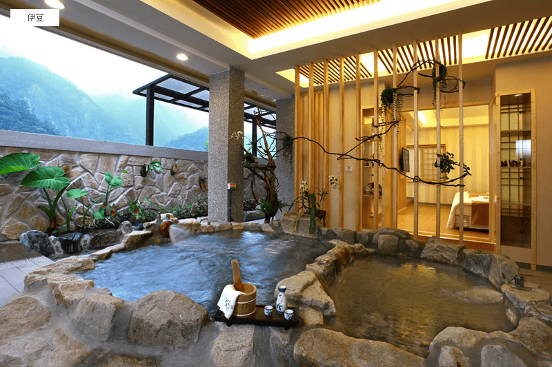 山裡的時間慢一些，那天在谷關的群山間，我住進了溫泉與山林的溫柔裡