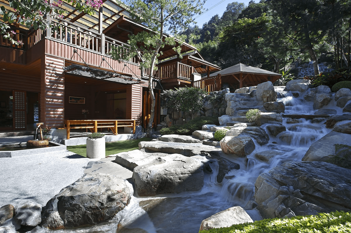 山裡的時間慢一些，那天在谷關的群山間，我住進了溫泉與山林的溫柔裡