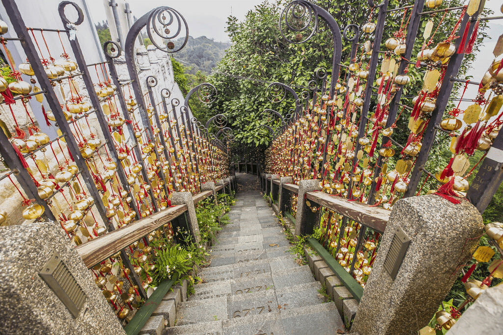 沿著南投日月潭的湖色晨光漫步,走進五大景點在風與山影間展開的輕旅行