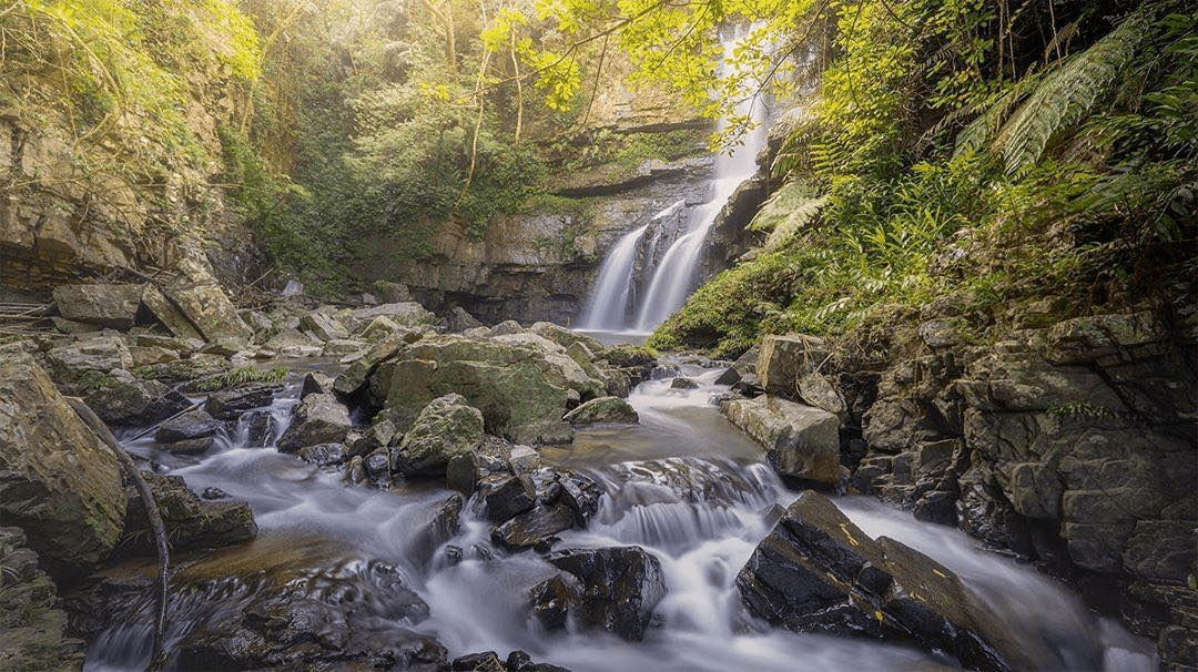 沿著南投日月潭的湖色晨光漫步,走進五大景點在風與山影間展開的輕旅行