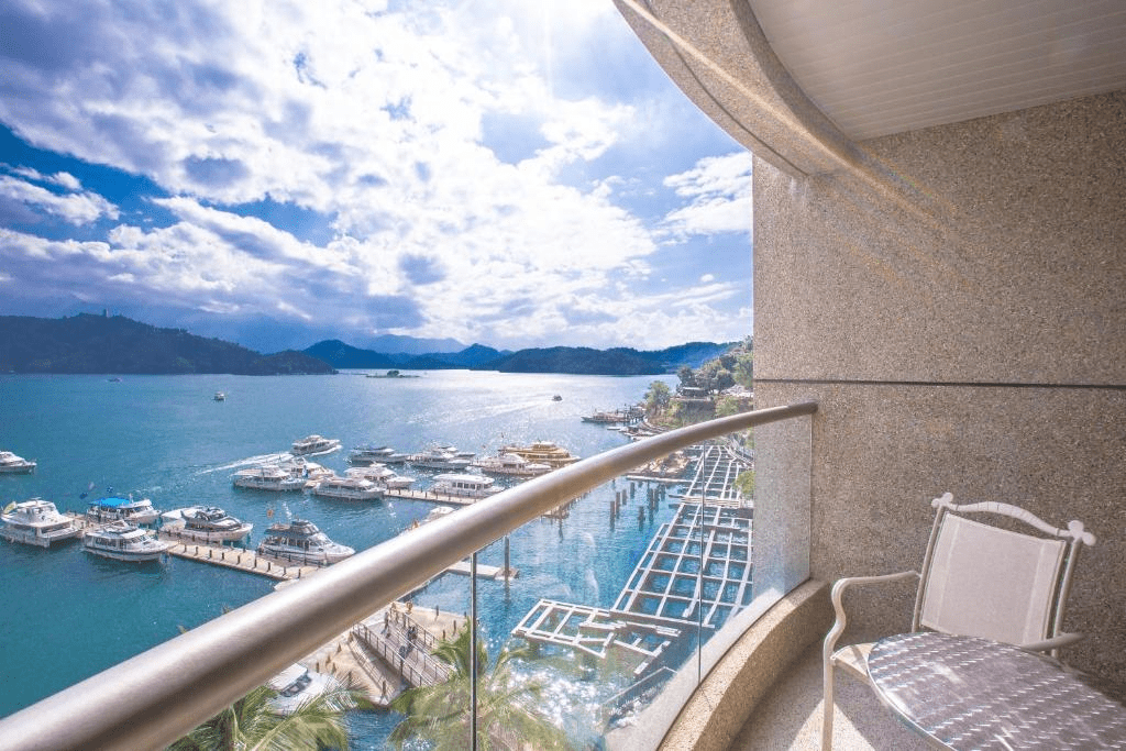 隨著湖風推開旅程，在日月潭大飯店與大淶閣住進光影緩慢變換的輕旅行節奏