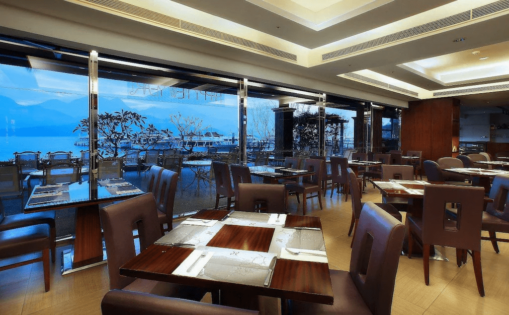 隨著湖風推開旅程，在日月潭大飯店與大淶閣住進光影緩慢變換的輕旅行節奏