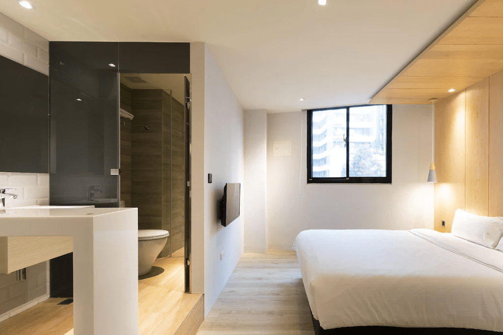 走進台北住宿的夜色裡，沿著城市節奏挑一間讓自己安心停下的旅人房間