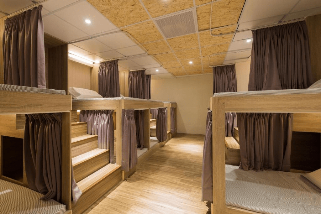 走進台北住宿的夜色裡，沿著城市節奏挑一間讓自己安心停下的旅人房間