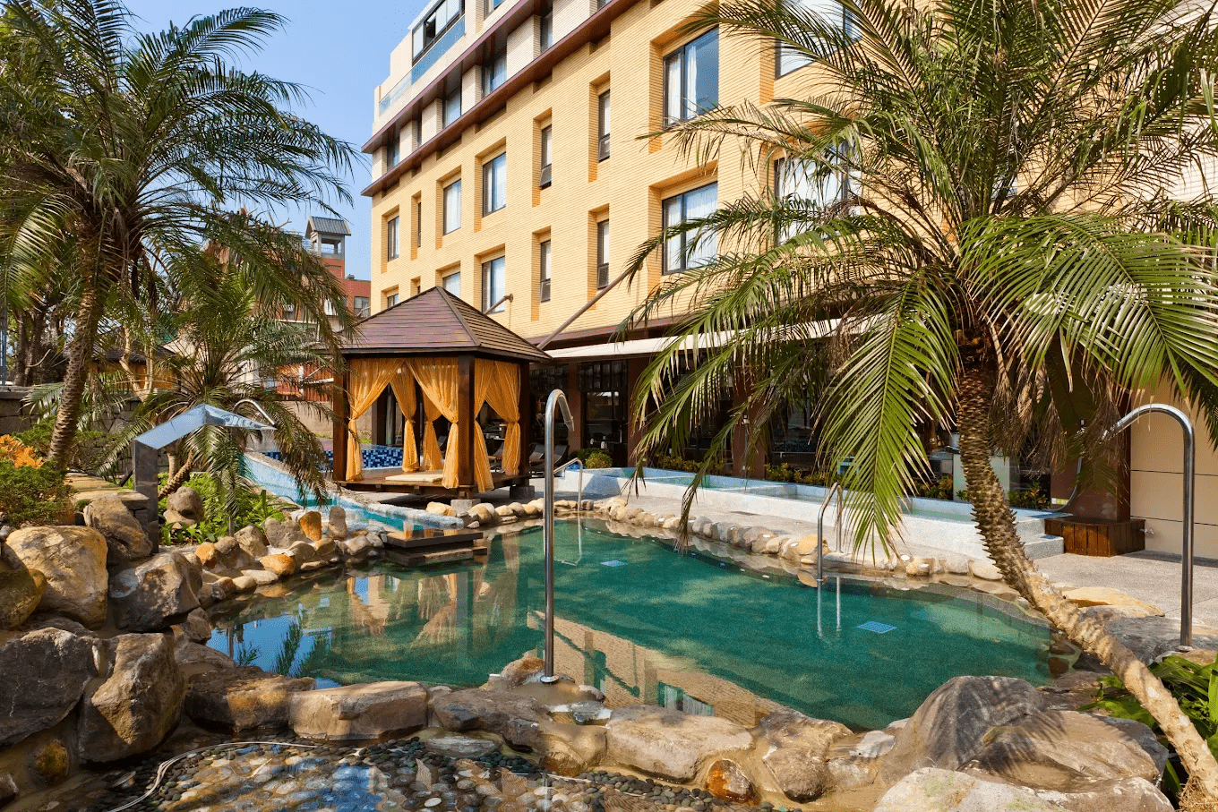 在陽明山找一間飯店住一晚，讓山景、溫泉與森林成為旅行最溫柔的風景