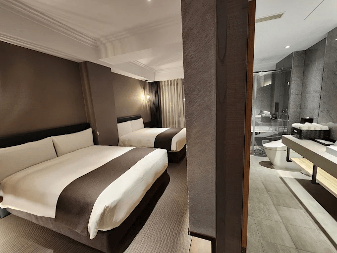 傍晚踏入苗栗住宿的溫暖燈光裡，在山城找回屬於自己的安穩步調