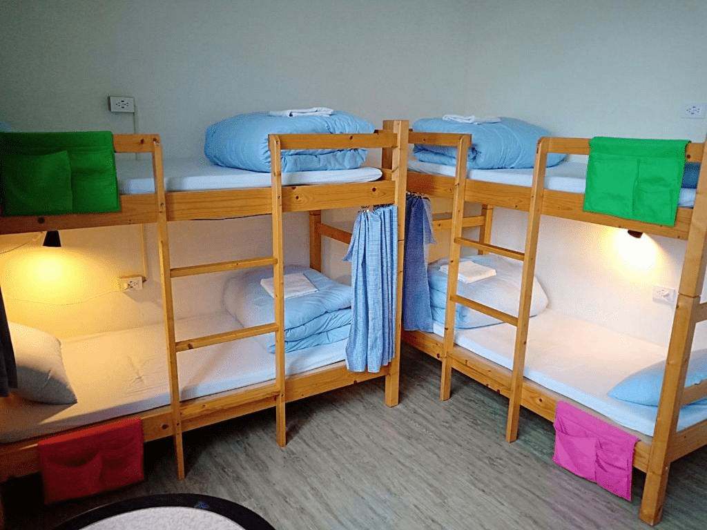 傍晚踏入苗栗住宿的溫暖燈光裡，在山城找回屬於自己的安穩步調