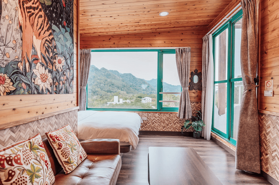 傍晚踏入苗栗住宿的溫暖燈光裡，在山城找回屬於自己的安穩步調