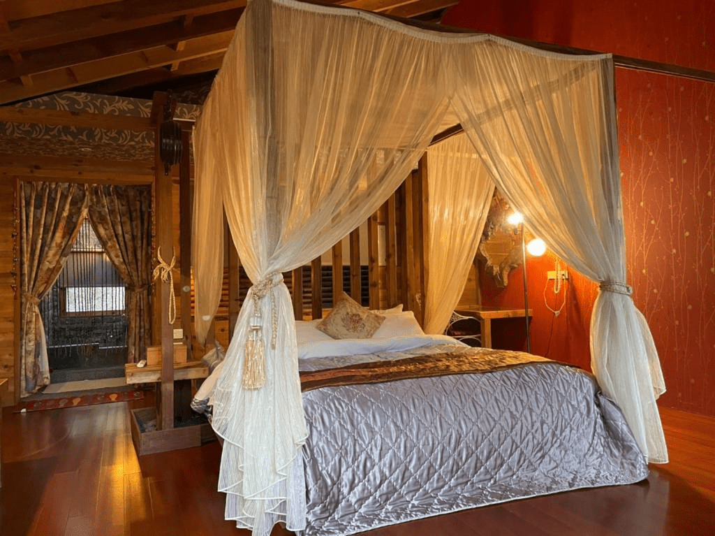 傍晚踏入苗栗住宿的溫暖燈光裡，在山城找回屬於自己的安穩步調