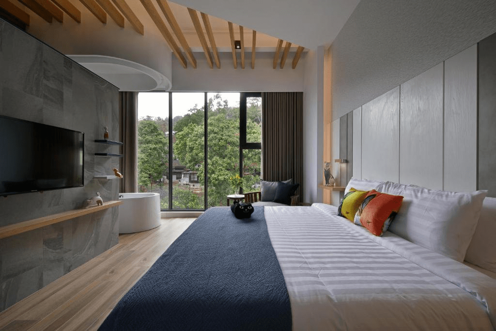 走一趟日月潭挑一間喜歡的住宿，從清晨湖面到夜晚燈影靜靜停留