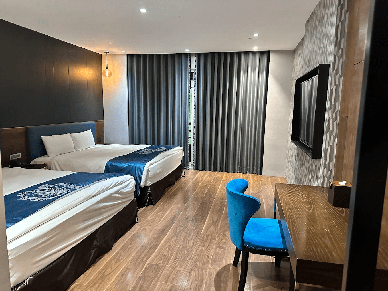 雲林北港朝聖酒店大廳氣派非凡，融合東西方美學設計，展現獨特的旅宿氛圍。