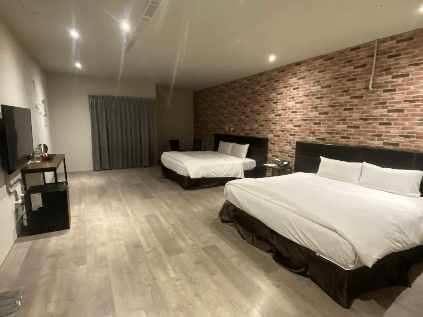 朝聖酒店客房設計簡約明亮，空間寬敞且設施完善，提供旅人舒適的睡眠環境。