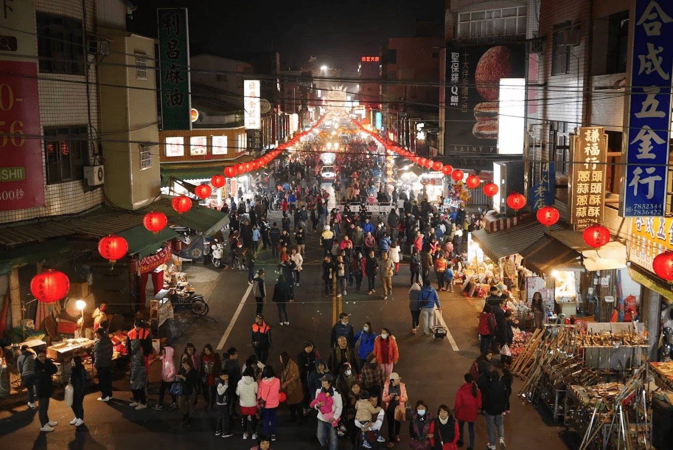 北港觀光大橋橫跨北港溪，造型優美，是夜晚散步與欣賞夕陽的絕佳景點。