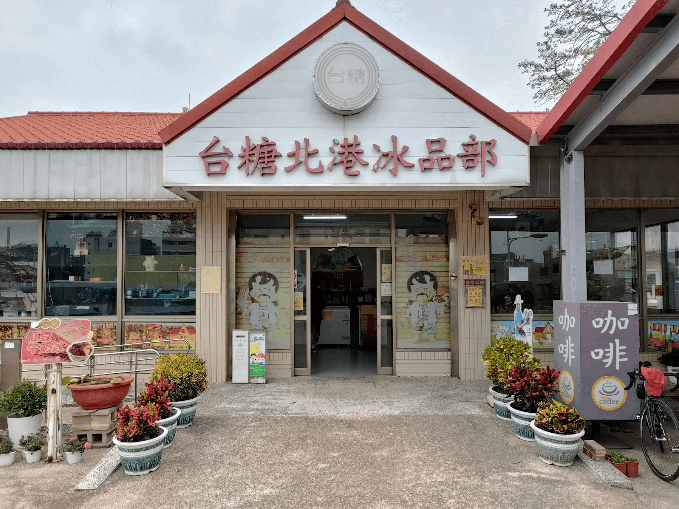 北港糖廠見證了台灣糖業的歷史興衰，斑駁的廠房與老樹交織出獨特的歷史氛圍。