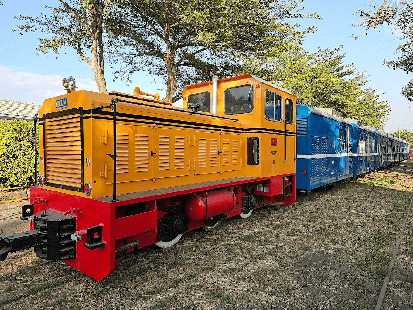 蒜頭糖廠蔗埕文化園區保存了豐富的鐵道文化與五分車體驗，是親子同遊的好去處。