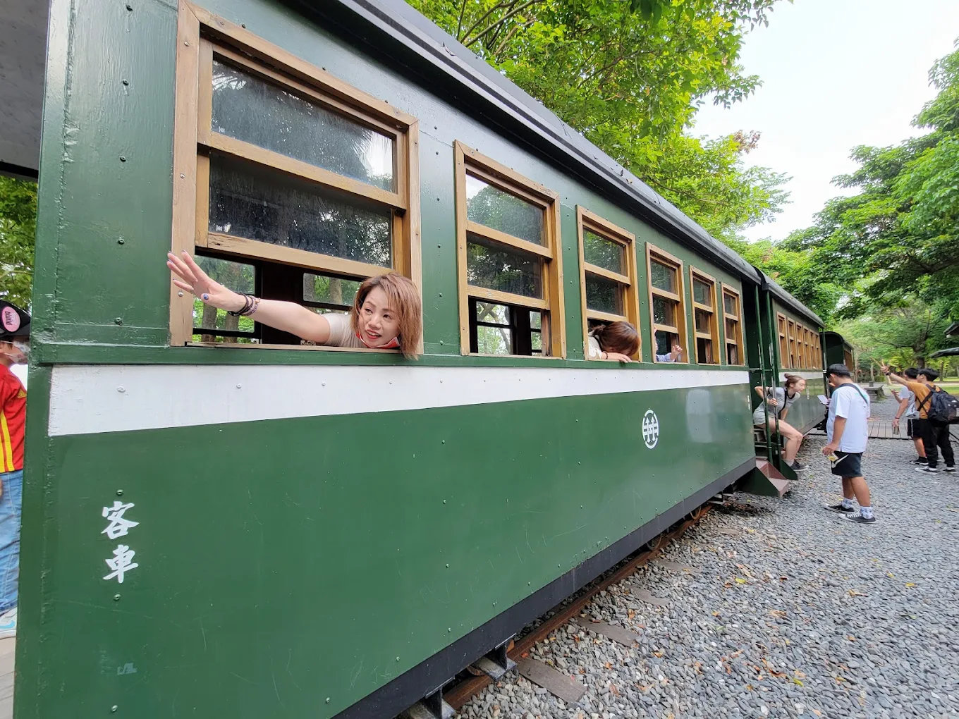 陽光灑落在舊鐵軌與貯木池畔,彷彿能聽見昔日運材的吆喝聲。