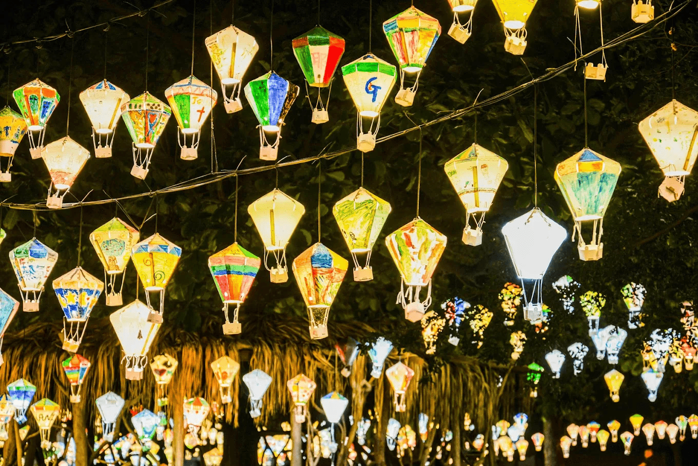 旅人驛站鐵花文創二館周邊熱鬧的鐵花村氛圍