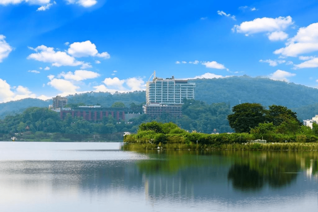 沿著涵碧半島的光與影，入住漢來日月行館感受湖面流動的靜與暖