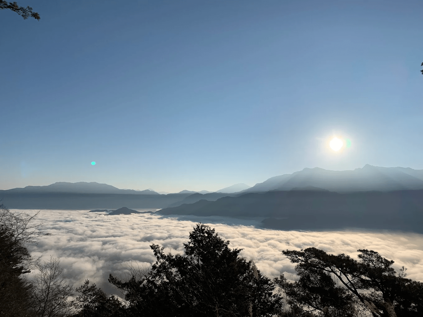 祝山觀日平台標示牌與周邊景致
