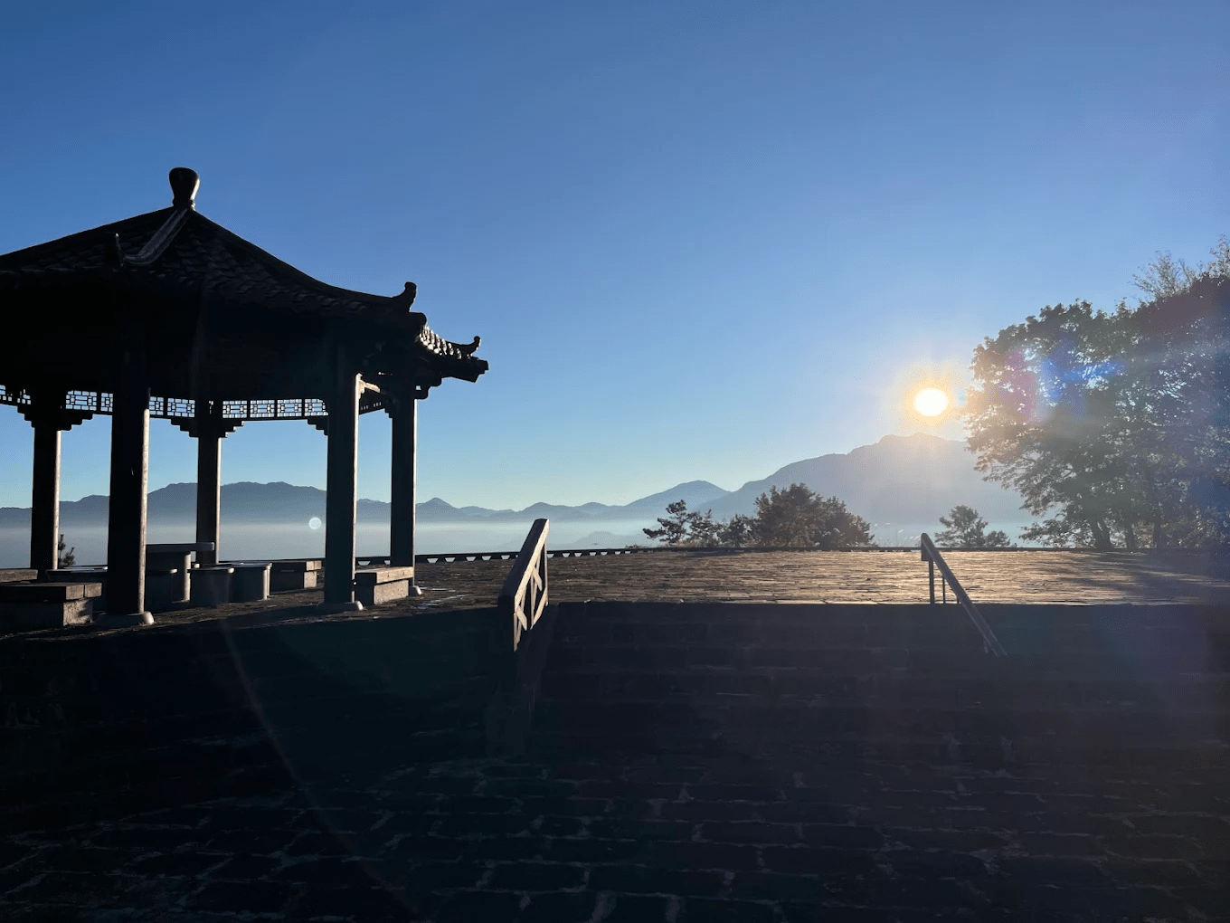 山間森林與薄霧景象