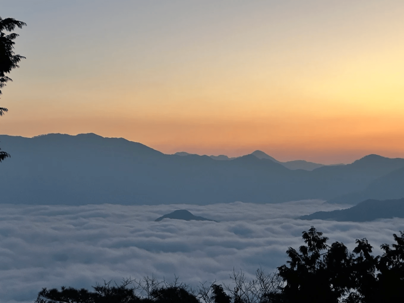 陽光穿透雲層照亮山脈的壯闊感