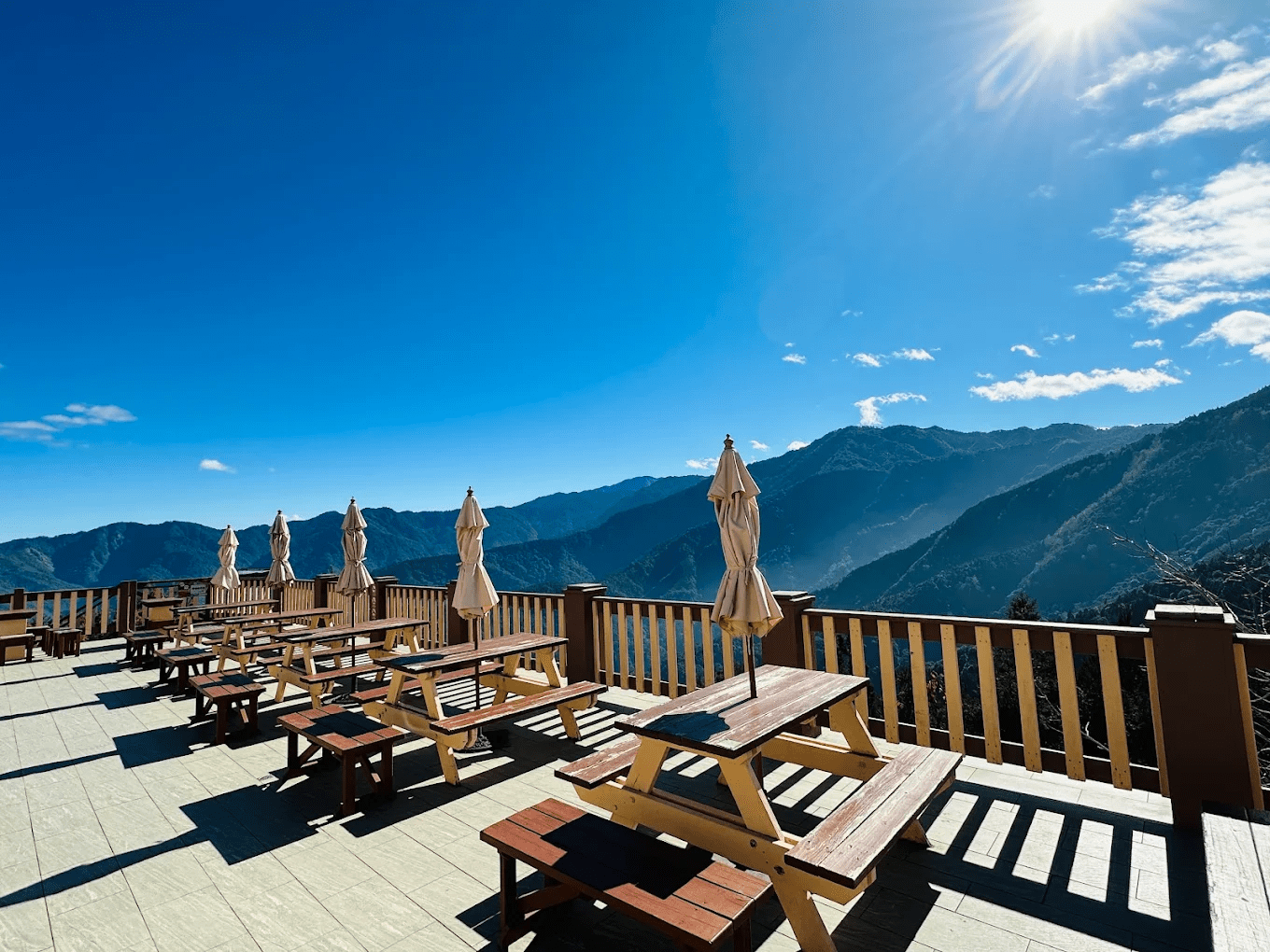 夕陽下的雲海與山巒層次