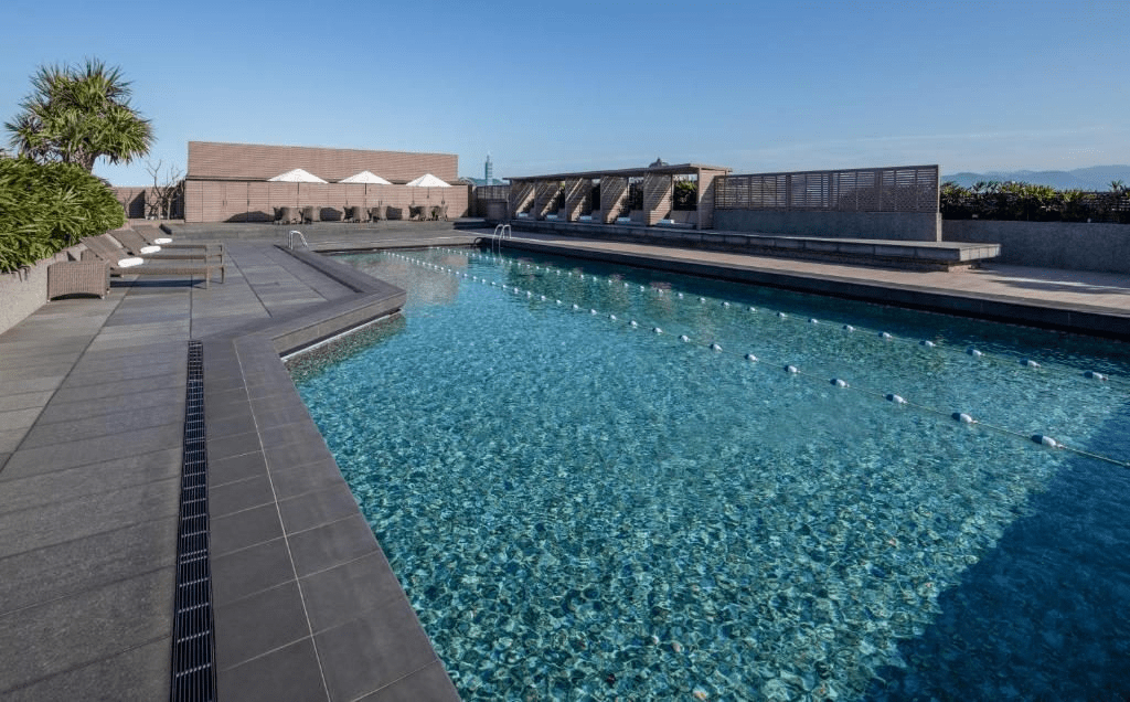 當夜風吹過中山北路，台北晶華酒店的窗燈正映出一份靜謐與從容