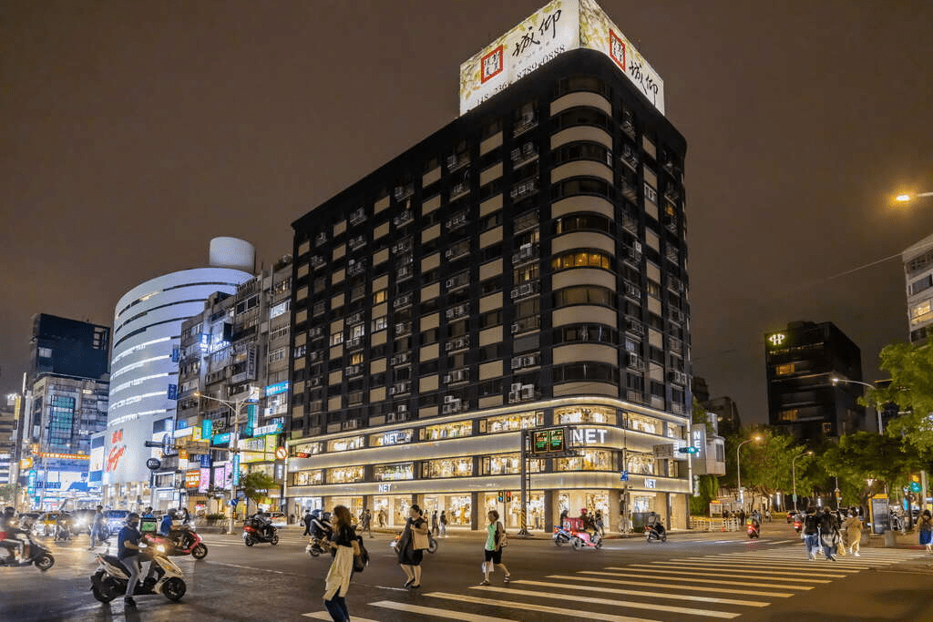 把腳步放進台北忠孝東路的日常裡，入住和逸飯店在夜色與微光中慢慢安住