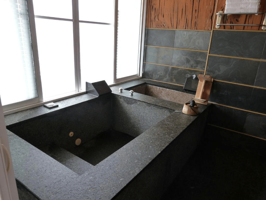 沿著山霧走進烏來溫泉小鎮，在老街與山林之間慢慢泡進放鬆時光