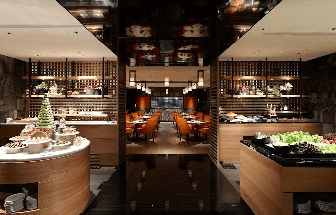 當夜風吹過中山北路，台北晶華酒店的窗燈正映出一份靜謐與從容