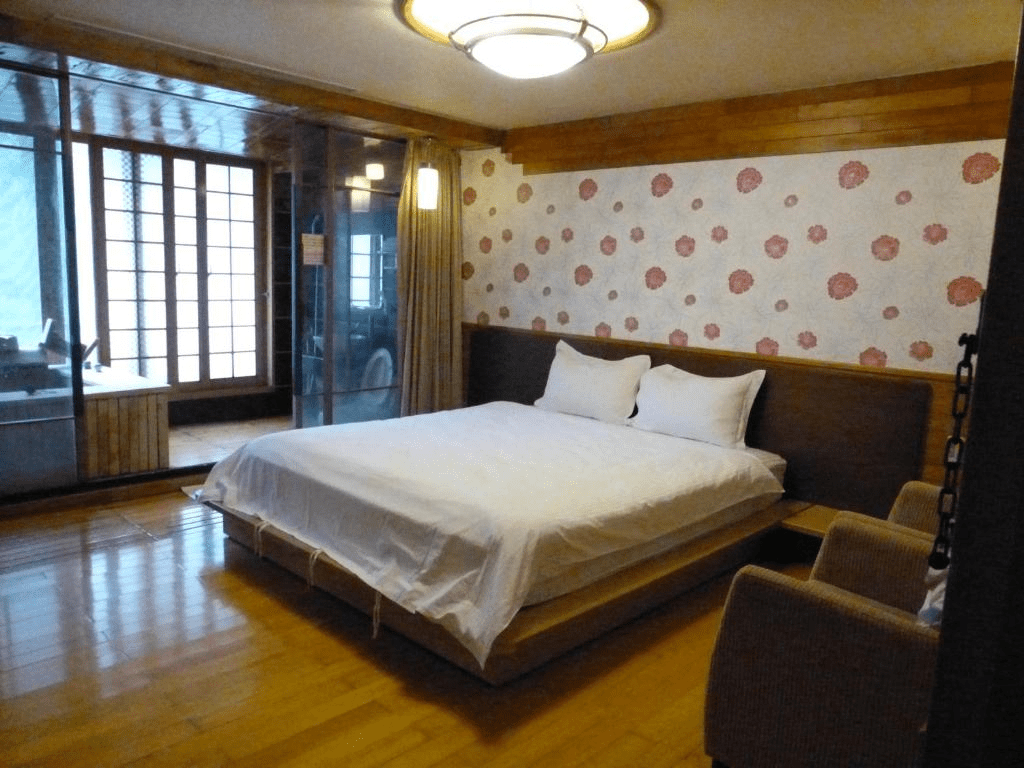 沿著山霧走進烏來溫泉小鎮，在老街與山林之間慢慢泡進放鬆時光