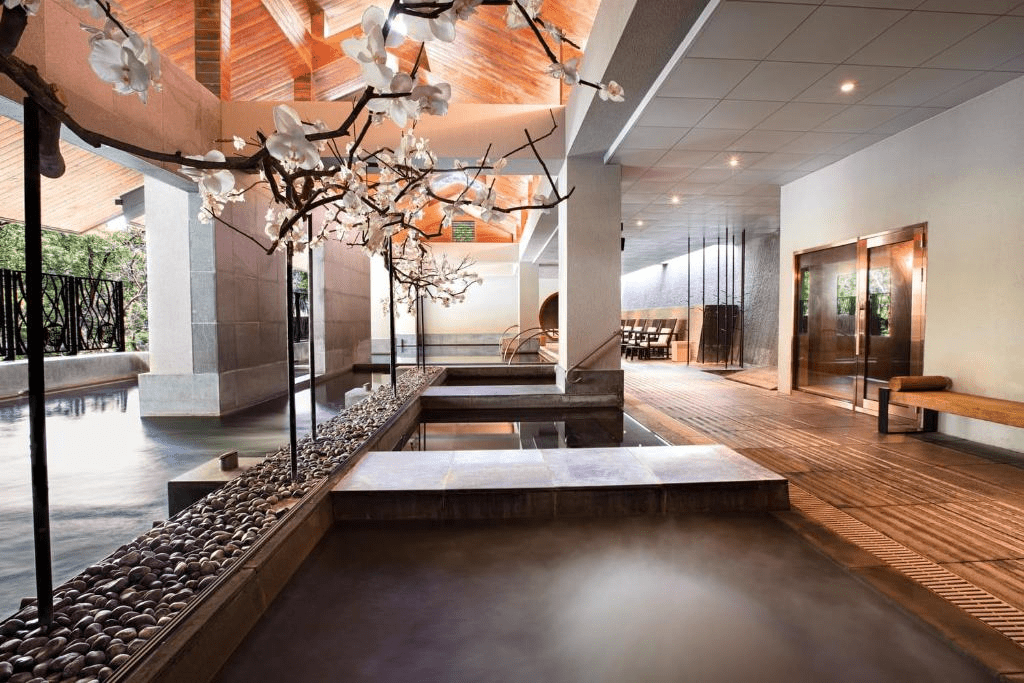 沿著山霧走進烏來溫泉小鎮，在老街與山林之間慢慢泡進放鬆時光