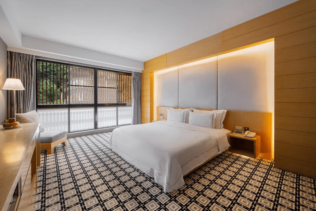 沿著山霧走進烏來溫泉小鎮，在老街與山林之間慢慢泡進放鬆時光