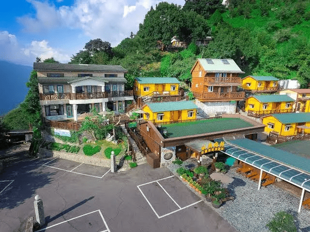 沿著山路往清境農場前進，用住宿挑選與景點動線讓假期變得輕鬆好走