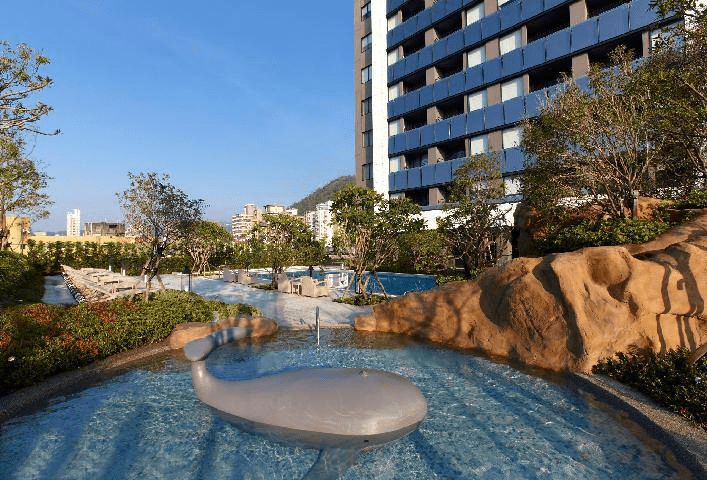 搭著慢慢的車進宜蘭，落腳在一間乾淨舒服的住宿，看著窗外雲層變換，心也跟著放鬆下來