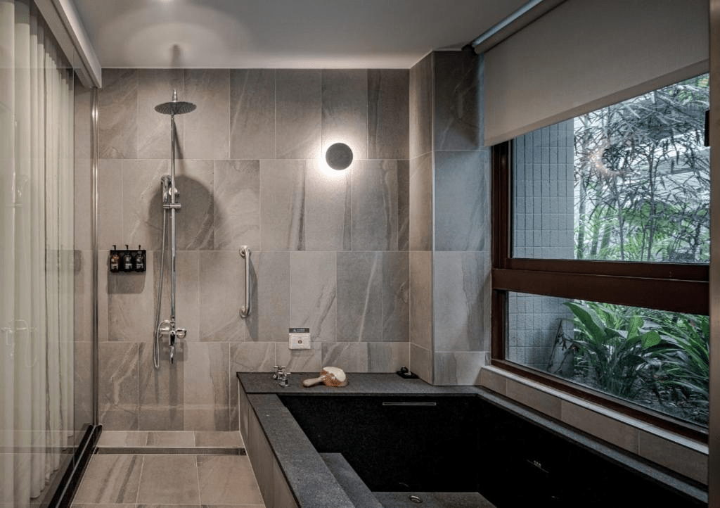 搭著慢慢的車進宜蘭，落腳在一間乾淨舒服的住宿，看著窗外雲層變換，心也跟著放鬆下來