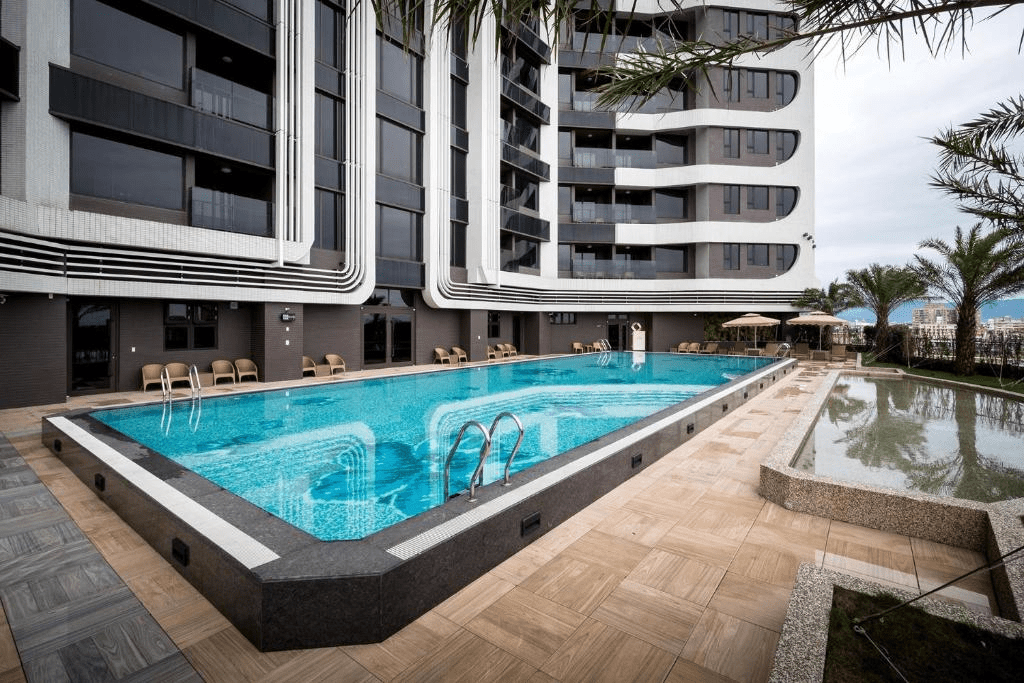 搭著慢慢的車進宜蘭，落腳在一間乾淨舒服的住宿，看著窗外雲層變換，心也跟著放鬆下來