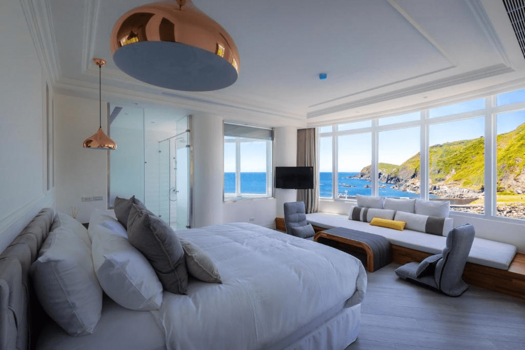 搭著慢慢的車進宜蘭，落腳在一間乾淨舒服的住宿，看著窗外雲層變換，心也跟著放鬆下來