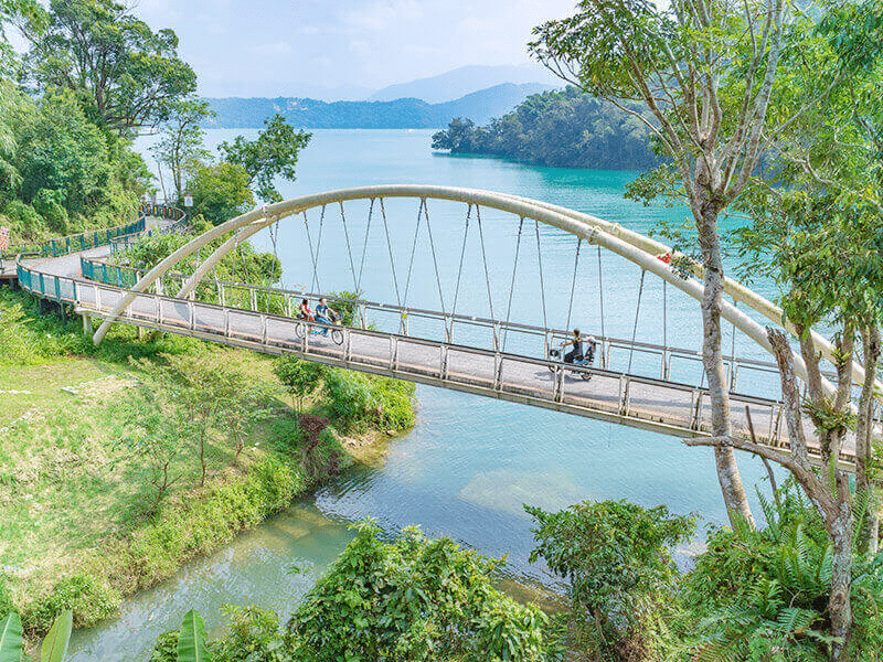 沿著清晨湖面走向日月潭水漾,把旅程放慢在微風與光影交錯的那一刻