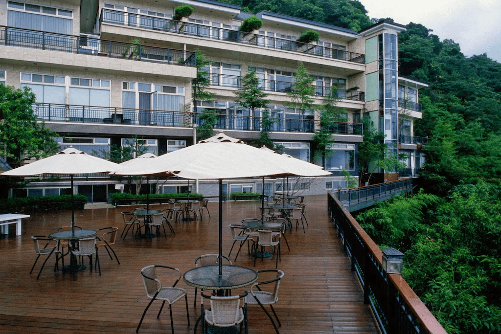 在南投清境遇見雲霧流動的早晨風景，住進山腰的雲的故鄉讓旅程默默慢下來