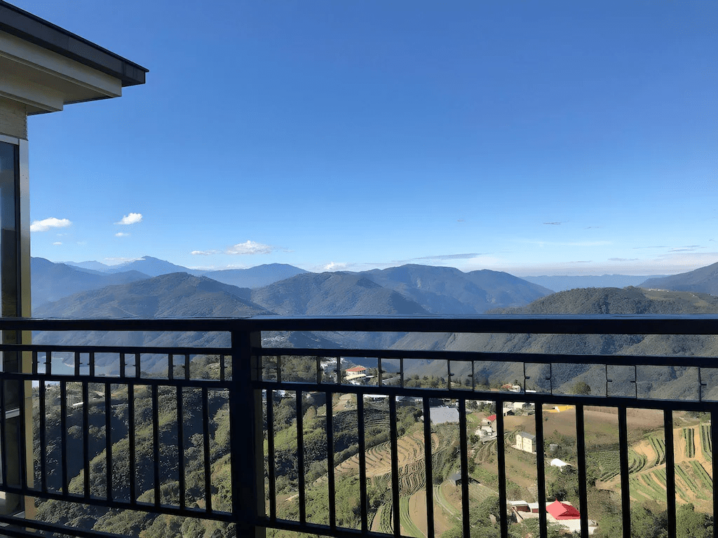 在南投清境遇見雲霧流動的早晨風景，住進山腰的雲的故鄉讓旅程默默慢下來