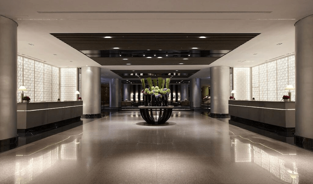 在夜色漸深時抵達台北晶華酒店，看著街燈映在玻璃上的倒影，像是替旅行寫下一行新的開場白