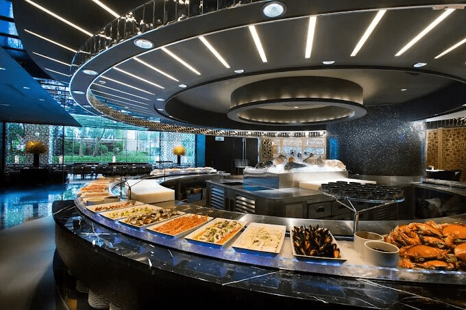 在夜色漸深時抵達台北晶華酒店，看著街燈映在玻璃上的倒影，像是替旅行寫下一行新的開場白