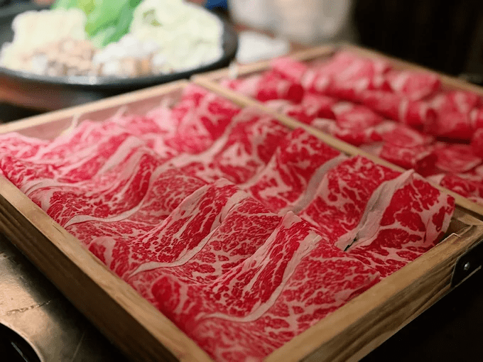 在夜色漸深時抵達台北晶華酒店，看著街燈映在玻璃上的倒影，像是替旅行寫下一行新的開場白