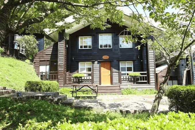 在陽明山山腰遇見五種住宿風景,用霧與光的節奏為週末打開一個輕柔的出口